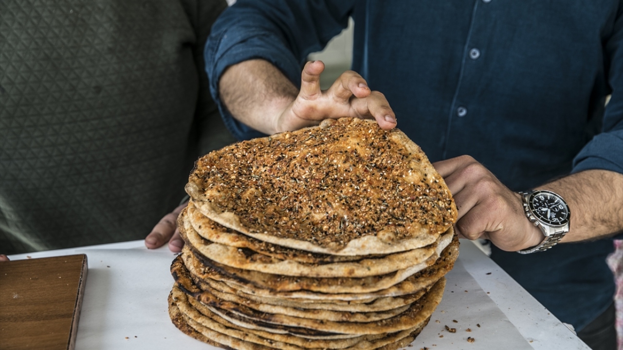 Tandır işletmecisi Perihan Kutlu da 3 yıldır tandır ekmeği yapıp sattığını belirtti.