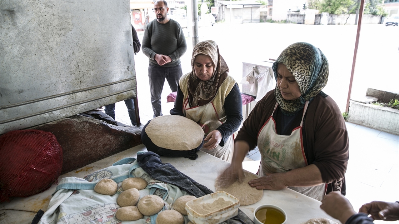 Kadınların bu sayede Hatay`da önemli bir iş kapısı bulduğuna değinen Karaman, kentteki tandır sayısının gün geçtikçe arttığını dile getirdi.