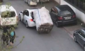 Yokuşu çıkamayan kağıt toplayıcı çocuğu arabasıyla taşıdı