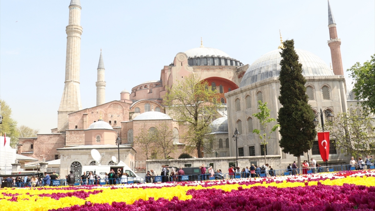 Lalelerden oluşan halının bin 460 metrekare olduğu ve bunun için dört farklı renkten 570 bin lalenin kullanıldığı bilgini paylaşan İmamoğlu, şunları kaydetti: