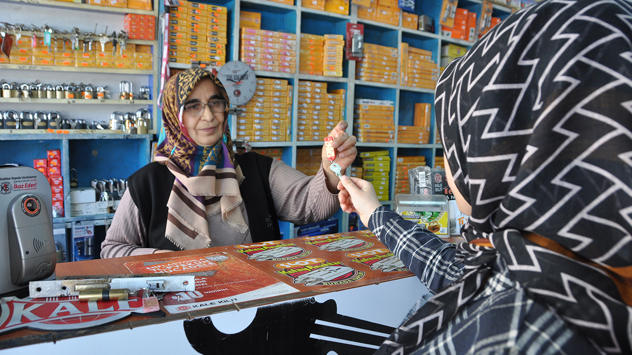 Turgut Reis Mahallesi`ndeki 30 metrekarelik dükkanını sabahın erken saatlerinde açan 61 yaşındaki Zeynep Budak, mesleğindeki ustalığı sayesinde müşterilerinin memnuniyetini kazanıyor. 