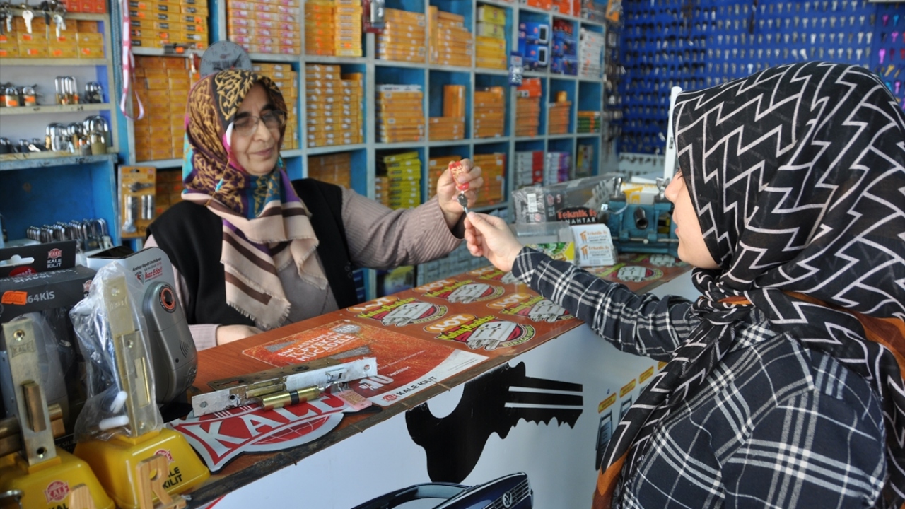 İş yerini çekip çevirdiğini anlatan Budak, anahtar tamiri ve kopyalama yaptığını, kilitli kalan kapıları açtığını kaydetti.