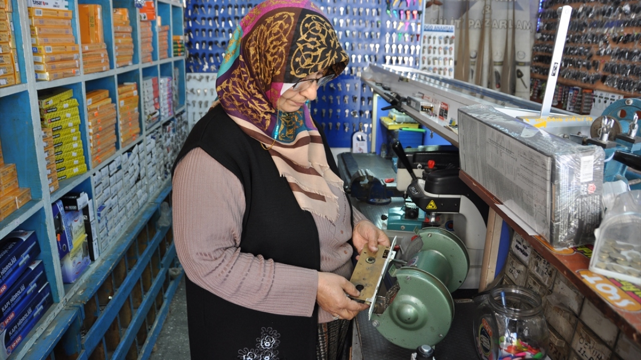 Müşterilerden Mine Çelik de anahtarını kopyalatmak için Budak`ın dükkanına geldiğini belirterek, "Bu iş yerinden çok memnunum. Çoğunlukla erkeklerin yaptığı anahtarlık işini, teyzemiz yapıyor." dedi.
