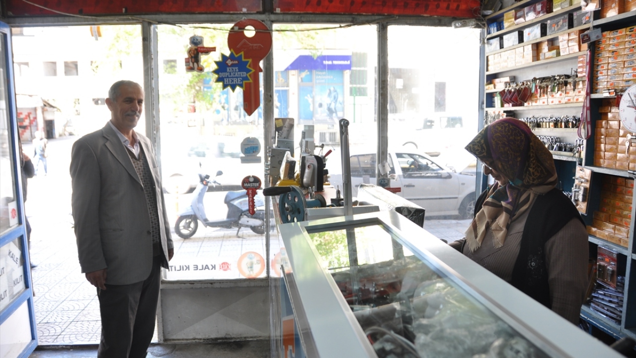 Müşterilerden Nusret Uzun, Zeynep Budak`ın işinde tecrübeli olduğunu söyledi.