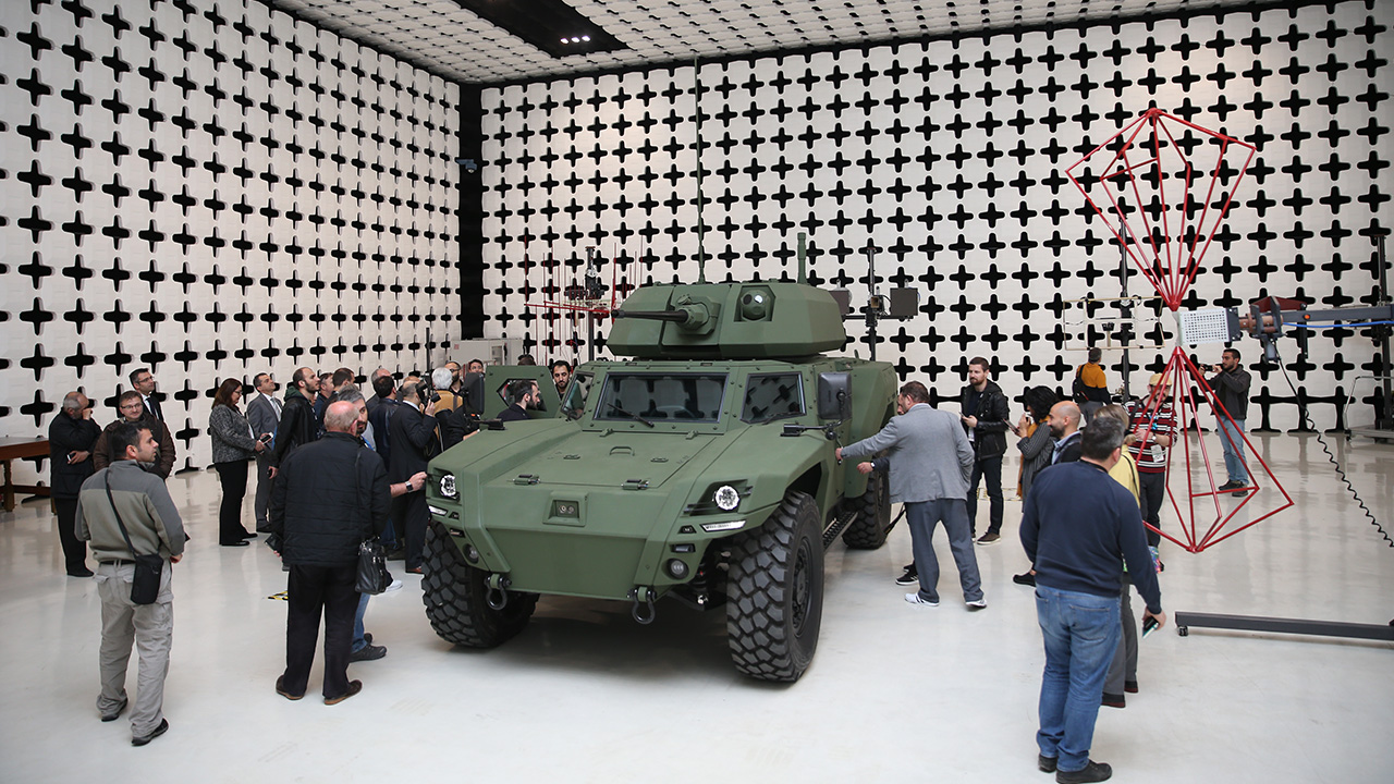 Otokar Genel Müdürü Serdar Görgüç, savunma sanayisindeki gelişmeleri değerlendirmek ve yeni nesil zırhlı araçlarını tanıtmak için basın toplantısı düzenledi.