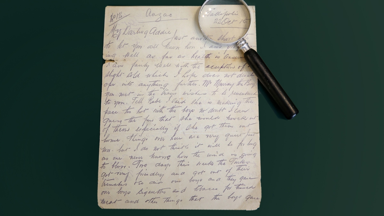 Anzak askeri ailesine yazdığı mektubunda, birkaç arkadaşından, akrabalarından bahsettikten sonra muharebeler ve yaşam şartlarını anlatıyor.