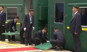 Putin - Kim zirvesinde korumaların kırmızı halı paniği