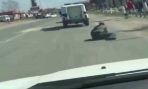 Polis aracından düşen zanlı kaçtı, olay anı kameraya yansıdı