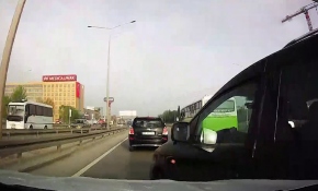 Kocaeli'de zincirleme trafik kazası araç kamerasında