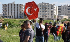 Suriye sınırında uçurtma şenliği