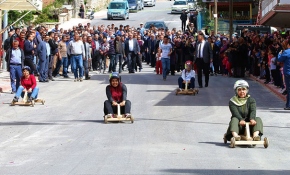 Tömbüldek yokuşunda tahta arabalarla yarış