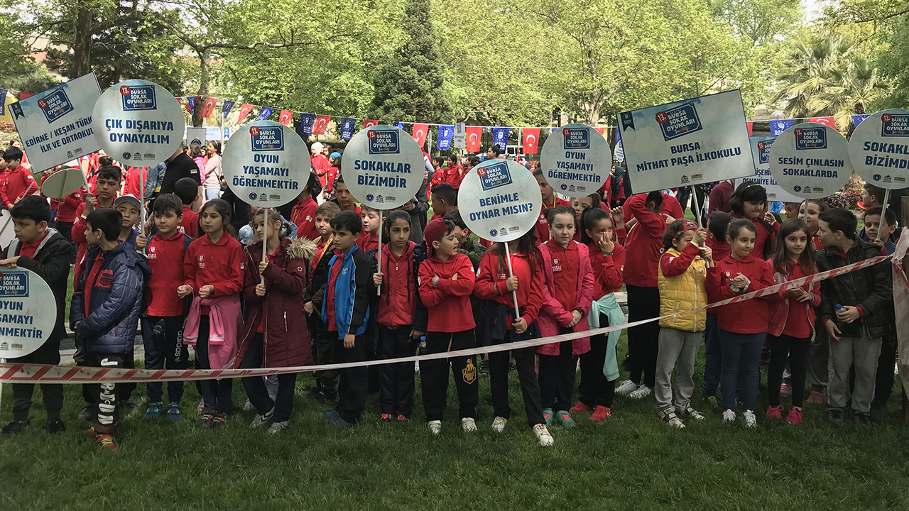 Çeşitli illerden gelenler ile Bursalı öğrencilerin katıldığı şenlik, Saltanat Kapı`da oluşturulan kortejle başladı. Dünyayı oyunla yorumlayan dövizler taşıyan çocuklar, sokak oyunlarının hatırlatıldığı sloganlarla yürüyüşe renk kattı.