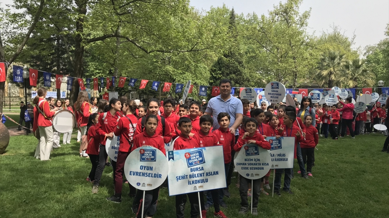 Unutulmak üzere olan değerleri geleceğe taşımayı amaçladıklarını belirten Karakaş, "Kaybolmakta olan değerleri geleceğe taşımak bizim görevimiz. Sokak oyunlarına da bu amaçla başladık. Bu gibi etkinliklerle sokak oyunlarını canlandırmak istiyoruz." dedi.