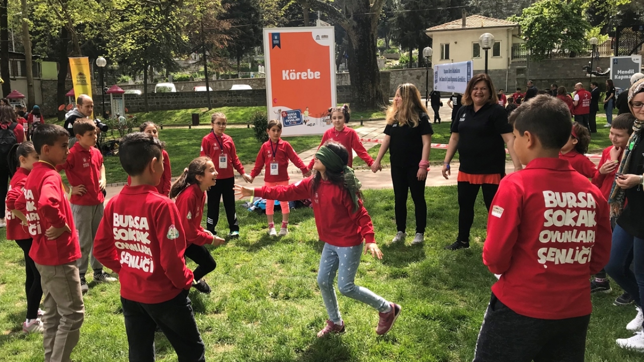 Şenliğe, Edirne, Konya, Zonguldak, Eskişehir ve Bursa`dan 210 öğrencinin katıldığını aktaran Dilek Yıldız Karakaş, oyunların birleştirici gücünden yararlanarak farklı illerden gelen çocukları kaynaştırıp onları doğayla buluşturduklarını dile getirdi. 