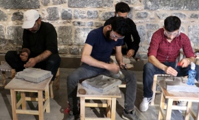 Bazalt taşı gençlerin elinde sanata dönüşüyor