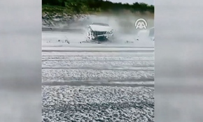 Dolu yağışını çekerken kaza anını görüntüledi