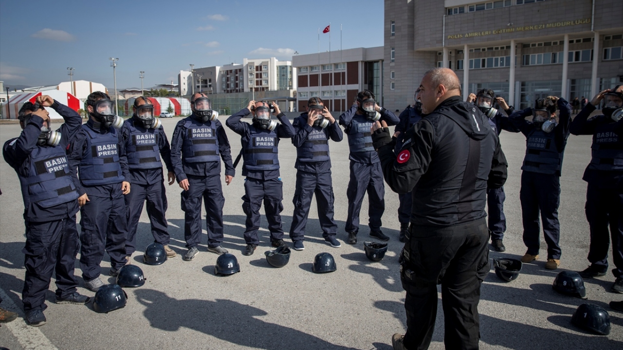 Savaş, afet ve olağanüstü hallerde görev yapacak muhabirler yetiştirmek amacıyla düzenlenen programda, kursiyerler, alanında uzman isimler tarafından eğitiliyor.
