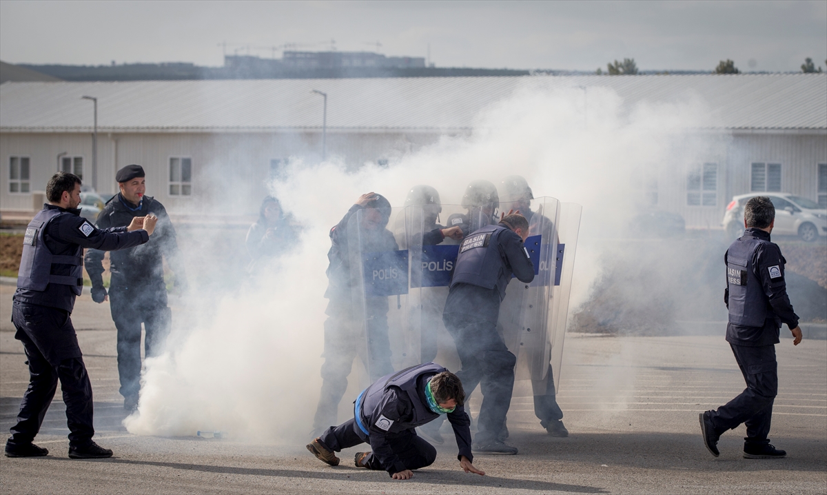 Eğitime katılan habercilere, görev başında maruz kalabilecekleri saldırı ve tehlikelere karşı hayatta kalabilmeleri için gerekli bilgiler veriliyor.