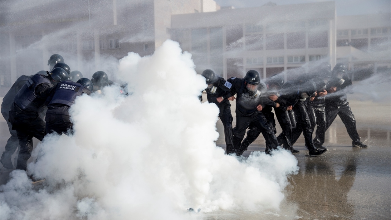 Polis Akademisinin Gölbaşı yerleşkesinde gerçekleştirilen "Toplumsal Olaylarda Ekipman Kullanımı" dersinde savaş muhabiri adayları, kitlesel olaylarda nasıl davranmaları gerektiğini öğrendi.