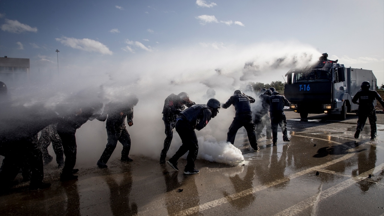 TOMA`dan tazyikli su sıkılan kursiyerlere, biber gazlı müdahalede bulunuldu.