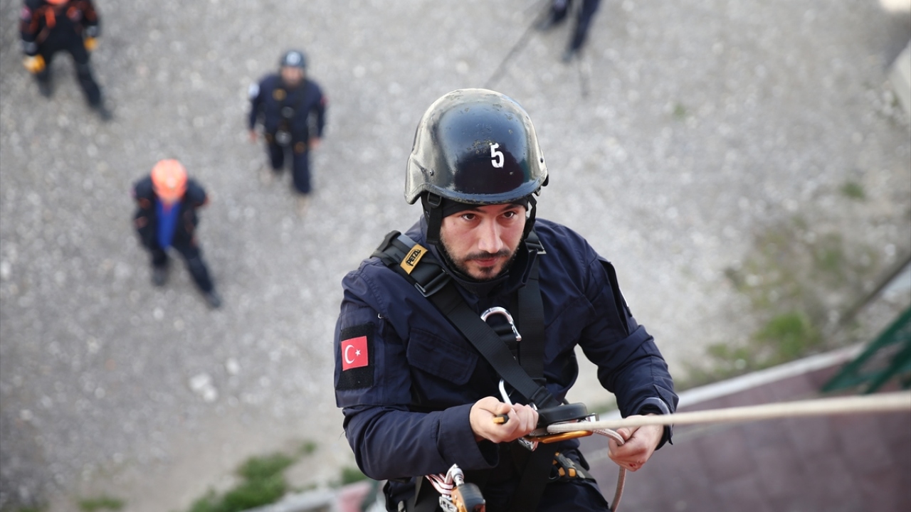 Suriye`den eğitime katılan Homam Daas ise eğitimlerin zor ama verimli olduğunu vurgulayarak, Suriye`de zorlu şartlar altında yaşadığını ve karşılaşacağı olaylarda eğitimlerde öğrendiklerini kullanacağını belirtti.