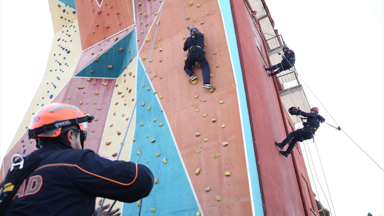 Kursiyerlere, Başbakanlık Afet ve Acil Durum Yönetimi Başkanlığı (AFAD) uzmanları tarafından afetlerde karşılaşabilecekleri riskler hakkında psikolojik ve teknik bilgi de aktarıldı.