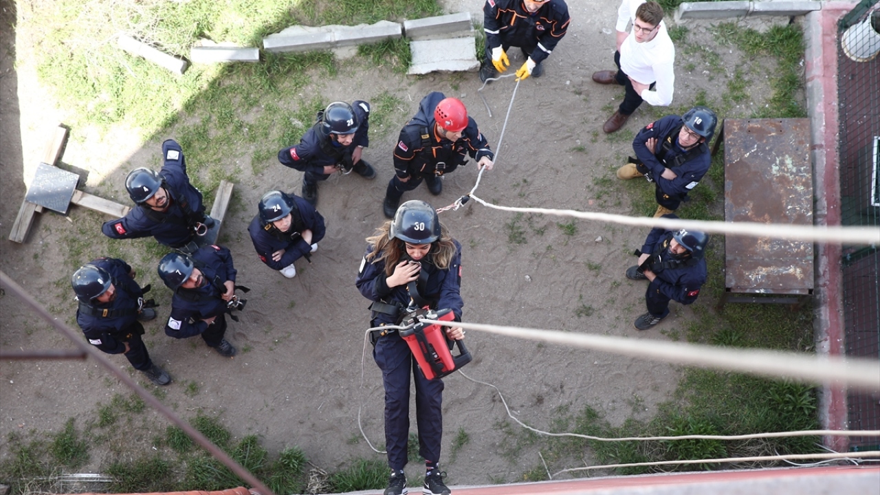 Uygulamalı gerçekleştirilen eğitimlerde, kursiyerler deprem bölgelerinde neler yapabileceklerini ve olası kurtarılma senaryolarında nasıl davranmaları gerektiğini gördü.