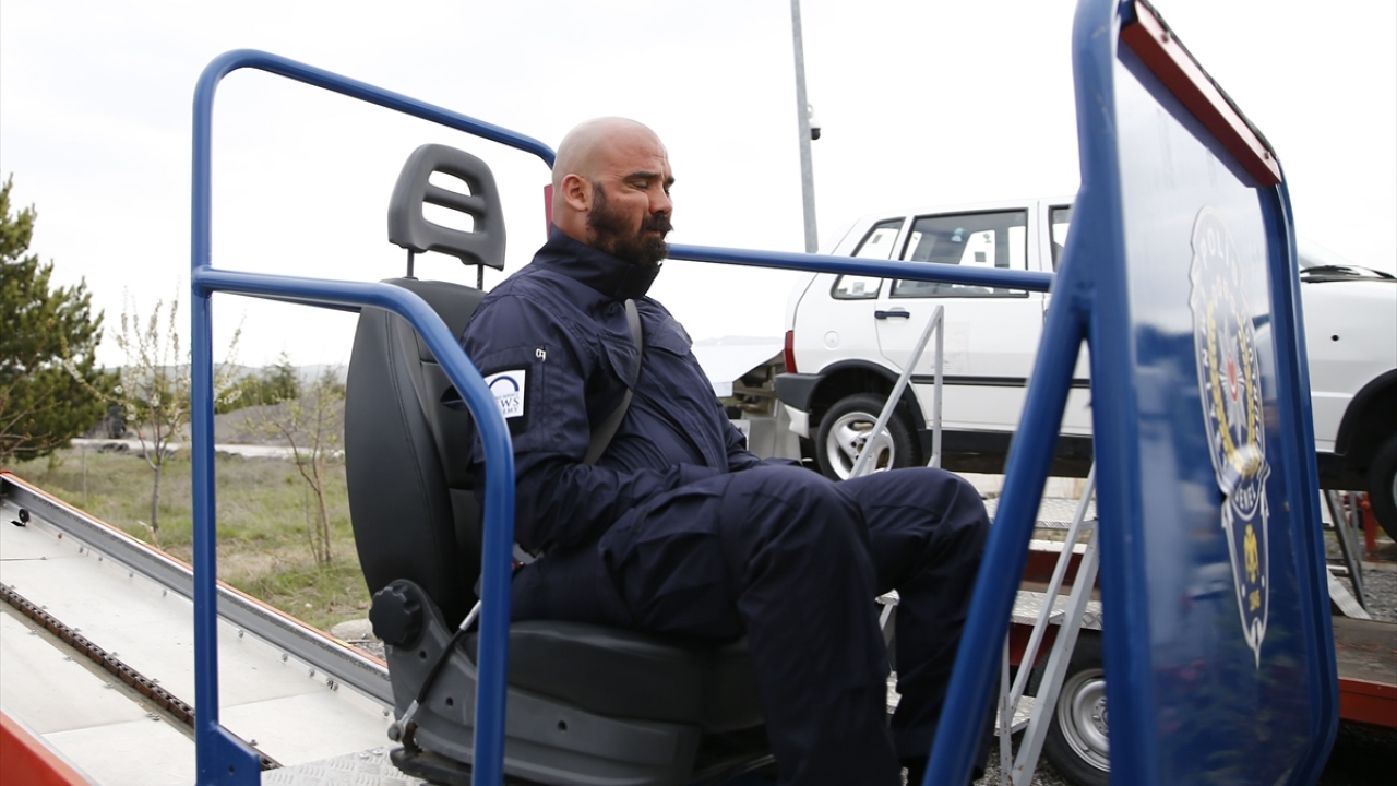 Simülasyon araçlarında eğitim alan ve uzman polislerden parkurda ileri sürüş tekniklerini öğrenen muhabirler, emniyet kemeri kullanılmaması durumunda olası bir kazada yaşanacakları uygulamalı olarak test etti.