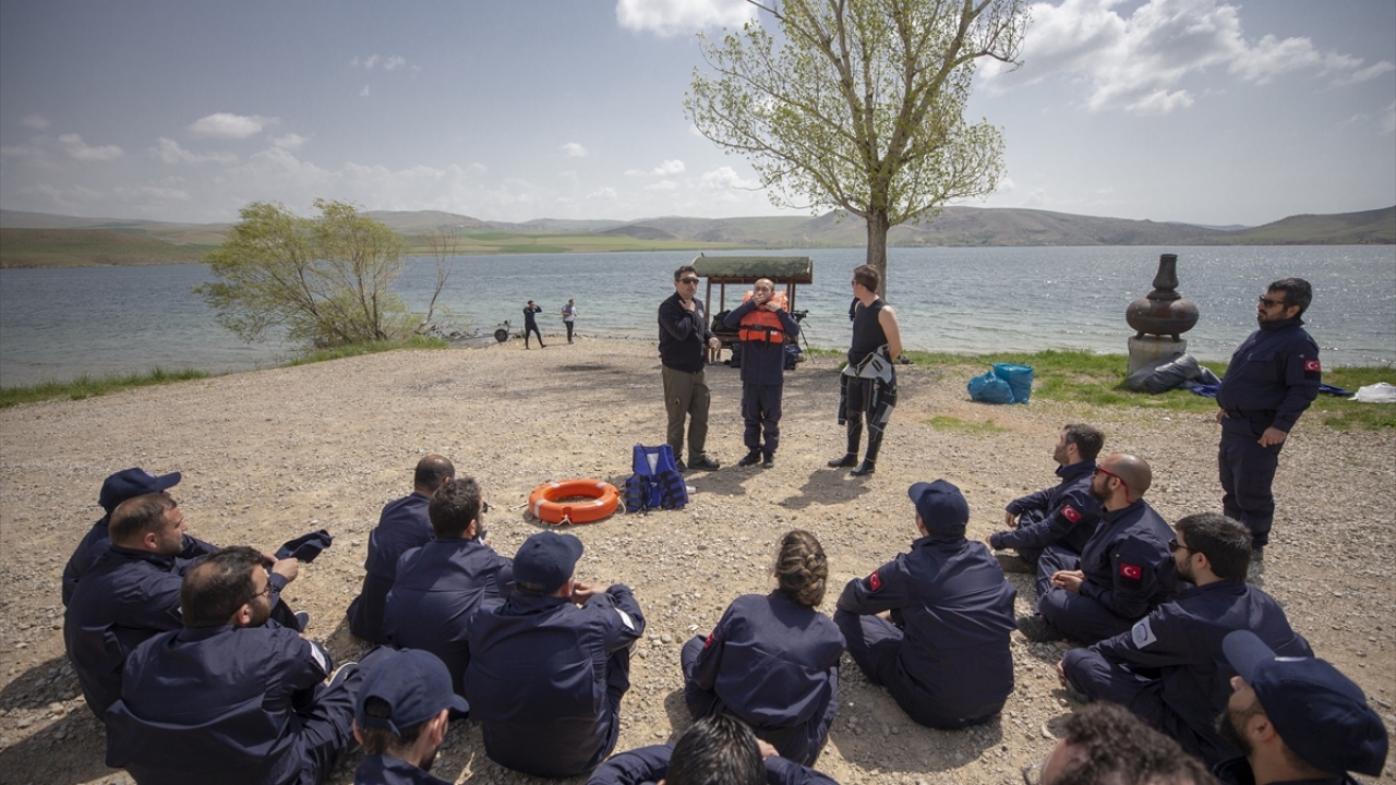 Eğitim sırasında senaryo gereği suya bırakılan yüzme bilmeyen kursiyerler yüzme bilen arkadaşları tarafından kıyıya getirildi. 