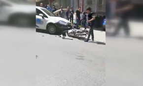 Kaza yapan yaralı genç motosikletinin derdine düştü