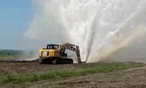Tahliye hattında patlayan borudan çıkan su metrelerce yükseğe fışkırdı