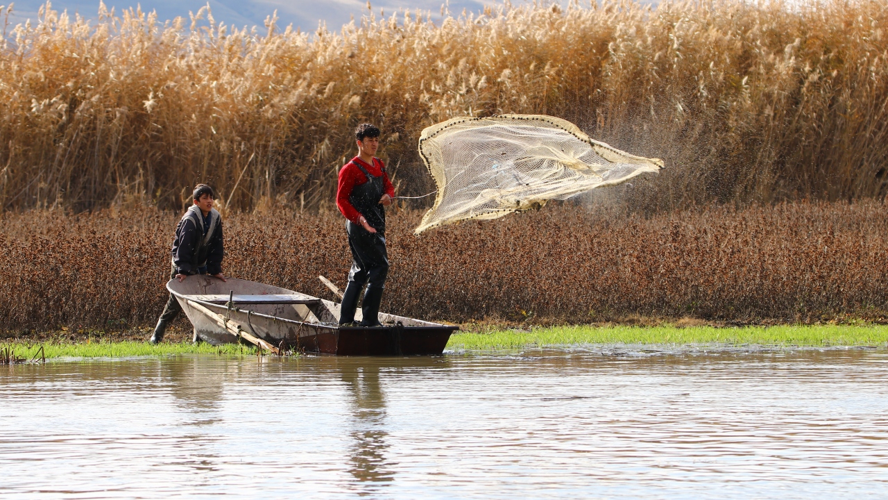Balıkçıların kimisi tuttuğu balıkları satıyor kimisi de evine götürüyor.