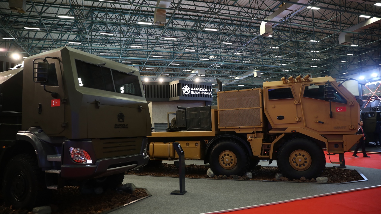 Anadolu Isuzu’nun Ar-Ge Merkezi`nde, Türk mühendisleri tarafından geliştirilen askeri kullanıma yönelik ilk ağır kamyonlar, IDEF 2019’da ilgililerle buluştu. 