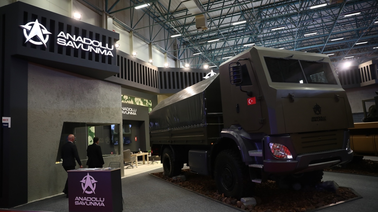 Anadolu Isuzu’nun ilk kez IDEF 2019’da sergilediği ve ismini Çanakkale Zaferi’nin kahramanlarından biri olan Seyit Onbaşı’dan alan Seyit Askeri Kamyon Ürün Ailesi, Anadolu Savunma ile Çek Tatra Grubu arasındaki ortaklık sonucunda gün yüzüne çıktı.