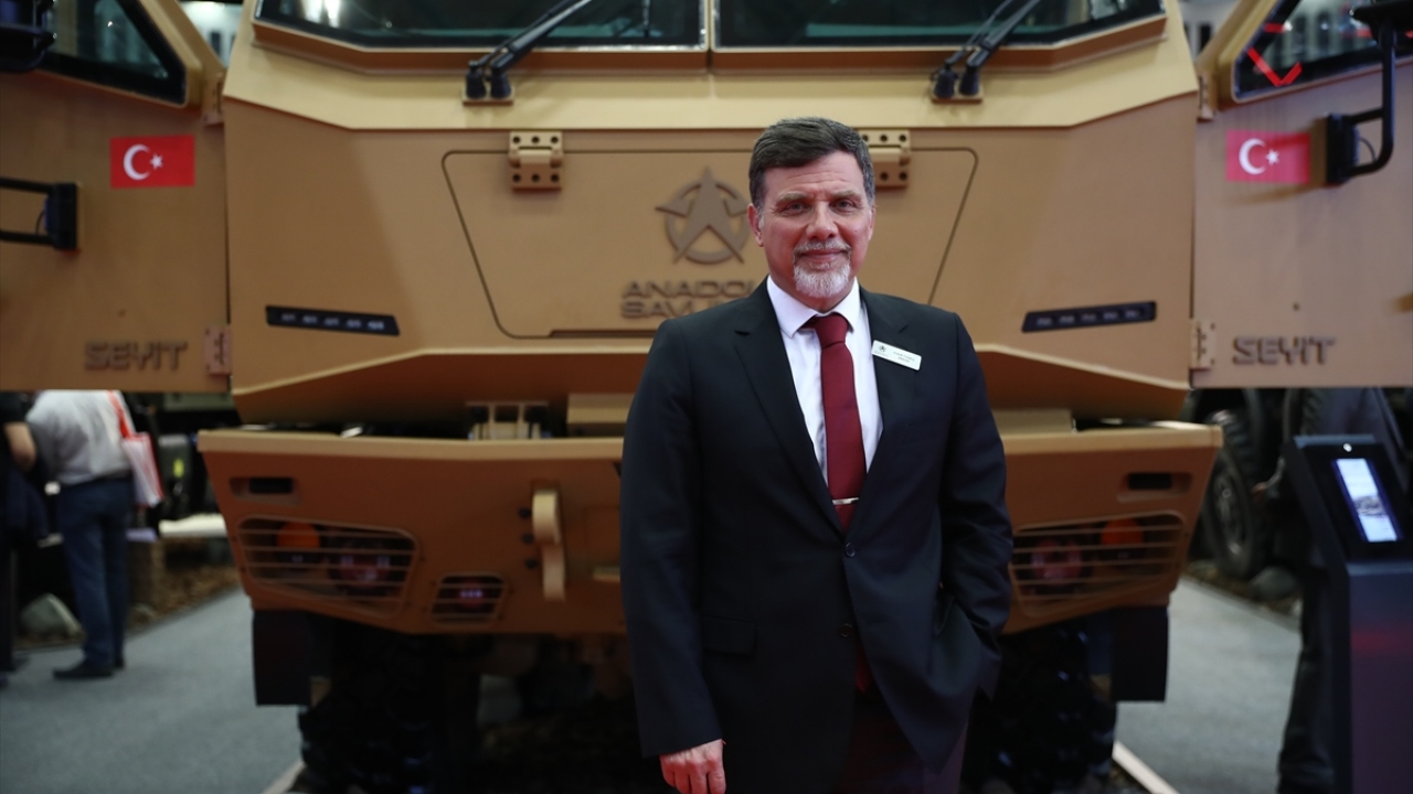 Anadolu Isuzu Genel Müdürü Tuğrul Arıkan, fuarda yaptığı açıklamada, savunma sanayisine yönelik geliştirdikleri yeni ürün ailesine ilişkin bilgiler verdi.