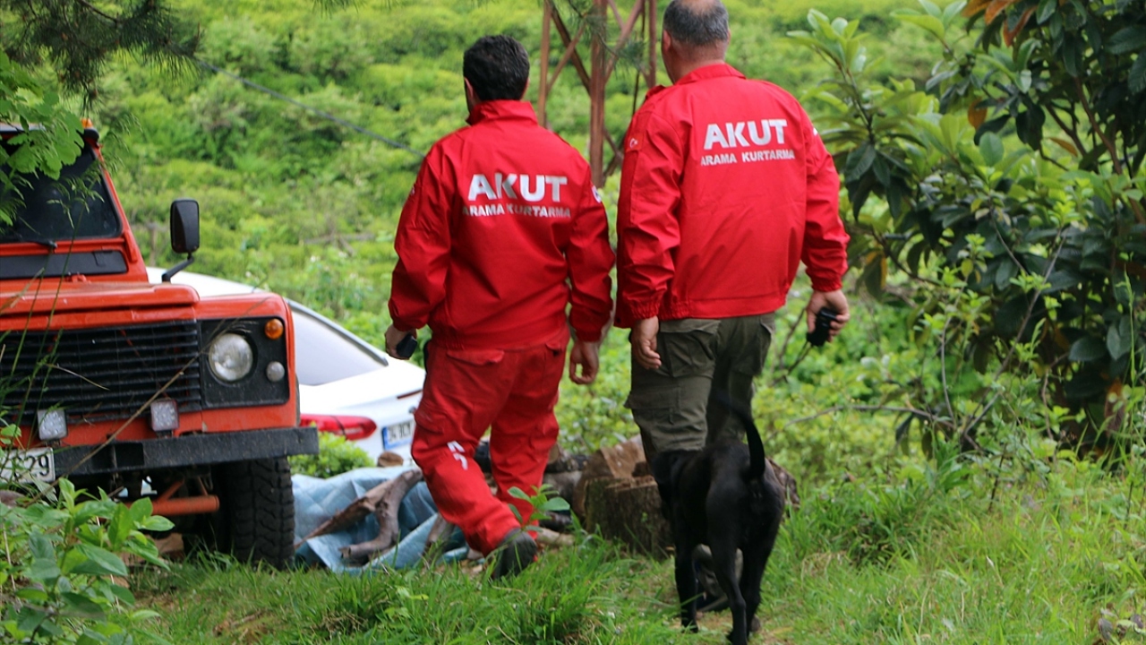 Jandarma Arama Kurtarma (JAK) Timi Komutanı Kıdemli Kademeli Uzman Çavuş Mustafa Dursun önderliğinde, AFAD ve AKUT destekli çalışma, iki çocuğun evlerinin arkasındaki çay bitkisi yetiştirilen alan ve ağaçlık sahada yoğunlaştırıldı.