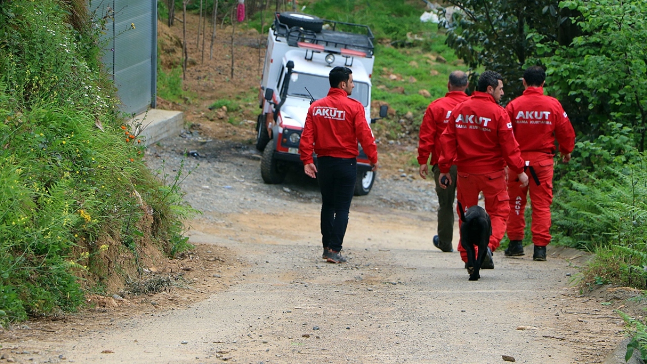 Çocukların giysilerinin köpeklere koklatıldığı çalışma, çaylık alanda yaklaşık 1,5 saat sürdü.