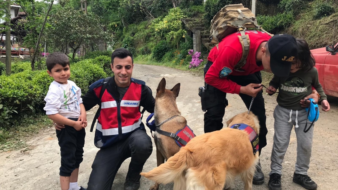Çalışma sonunda çocuklar, evlerinden yaklaşık 700 metre uzaklıkta, ormanlık alan ile çay yetiştirilen bahçenin bitişiğindeki bir ağaç altında birbirine sarılmış halde köpekler tarafından bulundu.