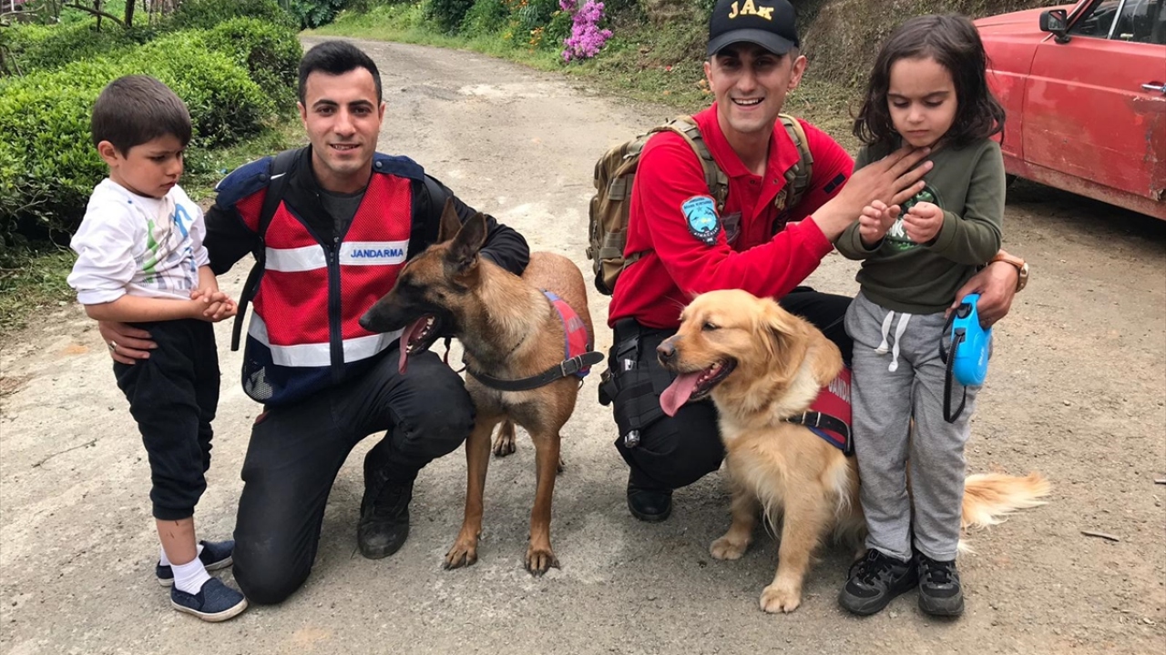 Çocuklar gazetecilere, korkmadıklarını, gece uyuduklarını söyledi.