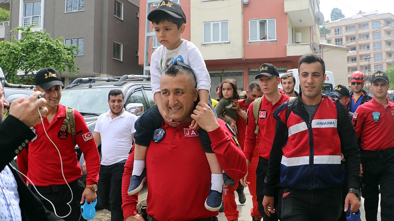 Çocukları omuzlarına alan JAK timi ve diğer ekipler, yürüyerek Kaymakamlık önüne geldi.