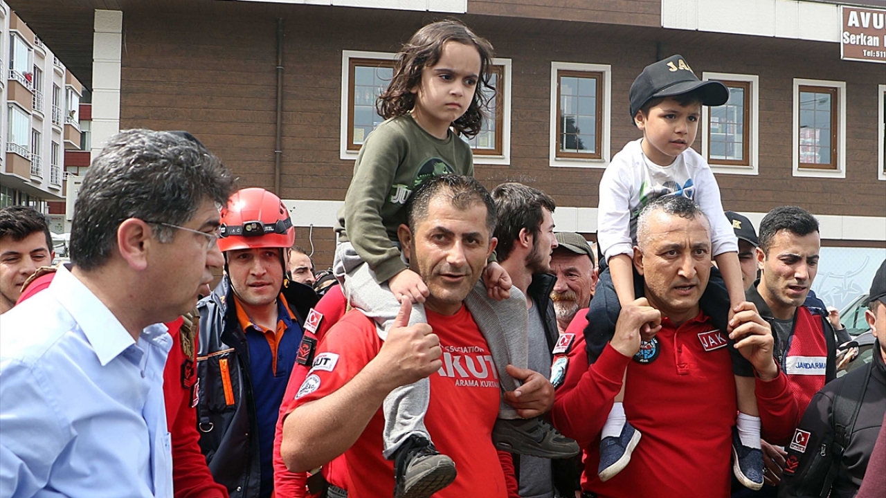 İlçe halkı ekipleri, yol boyunca alkışlayarak kutladı.