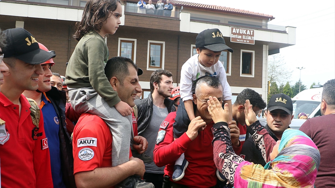 Selim Yağız ve Barış, buradaki ambulansla tetkik için Fındıklı Bölge Guatr Araştırma Hastanesine götürüldü. Anneler de çocuklarla birlikte ambulansla hastaneye gitti.