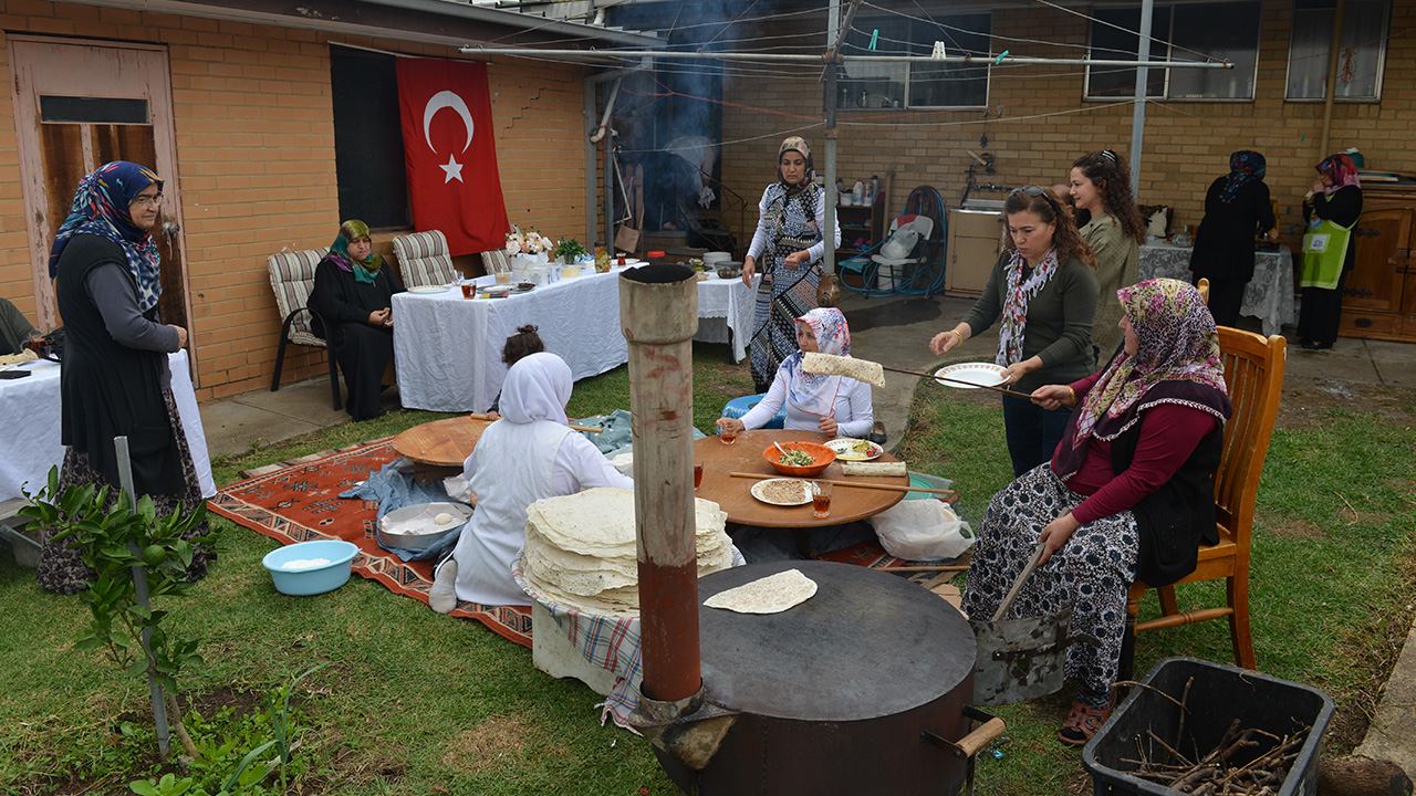 Çoğunluğu Konya`nın Ereğli ilçesinden Avustralya`ya göç edenlerden oluşan arkadaş grubu, iftar ve sahurda sıkça tükettikleri yufka ekmekleri yapmak için Ayten Koca`nın Melbourne`un Dallas semtindeki evinde toplandı.