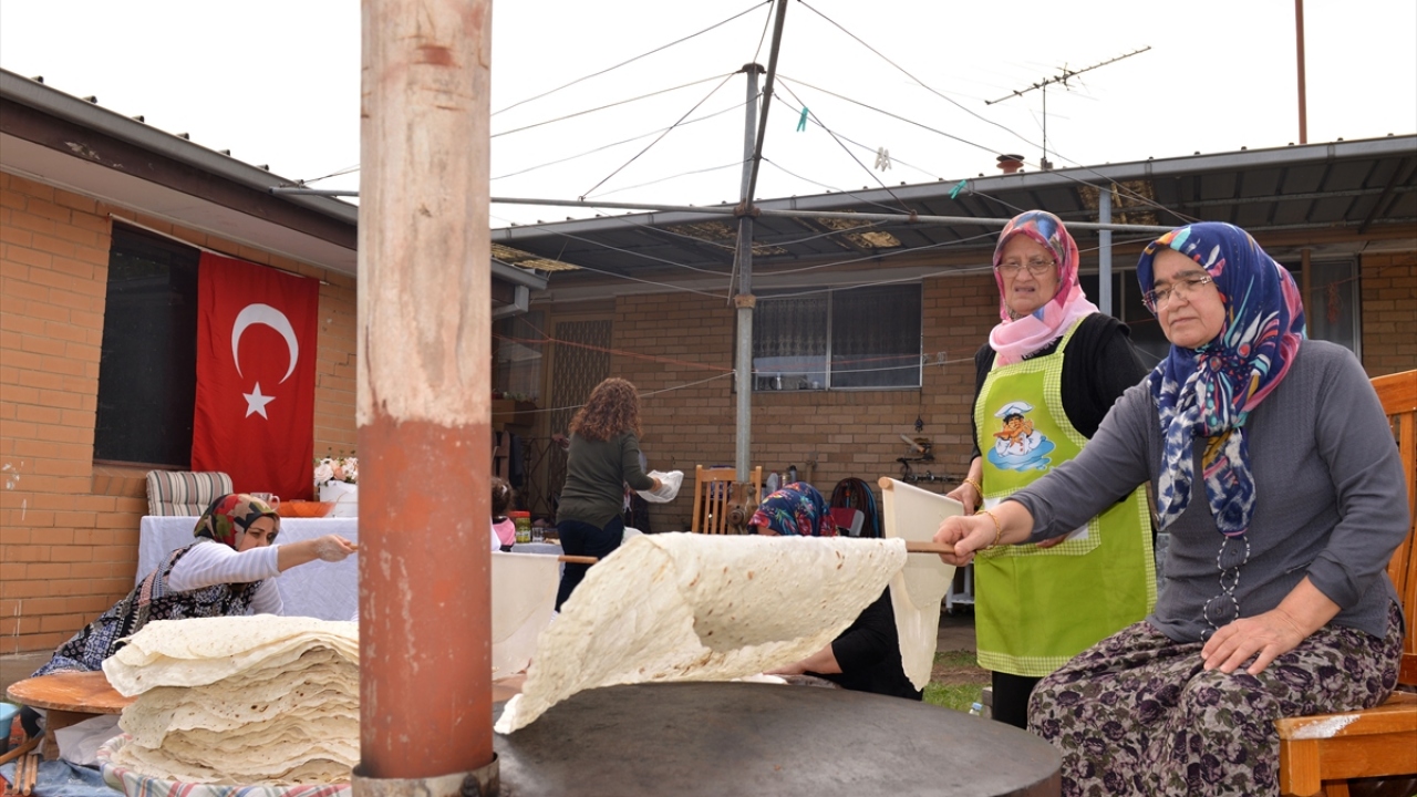 Maksatlarının sadece yufka ekmek yapmak olmadığının altını çizen ev sahibi Koca, gelenek ve görenekleri yaşatmaya çalıştıklarını söyledi.