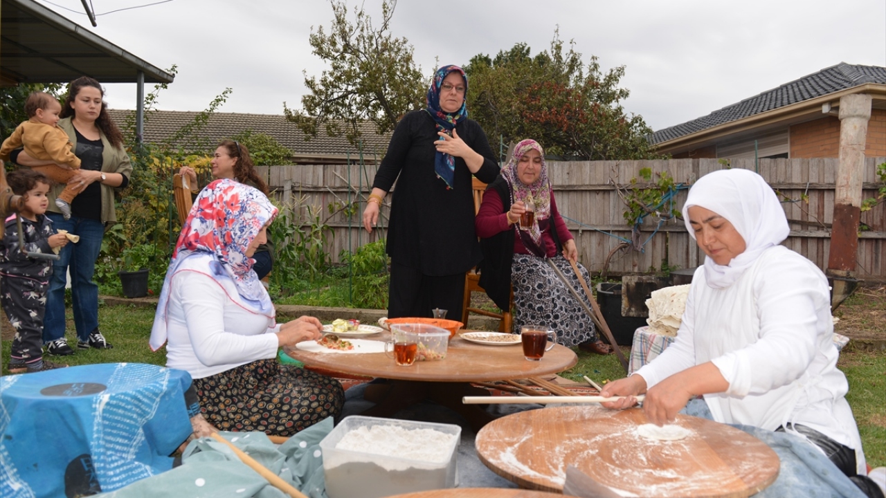 "Kültürümüzü devam ettirmeye çalışıyoruz burada." 