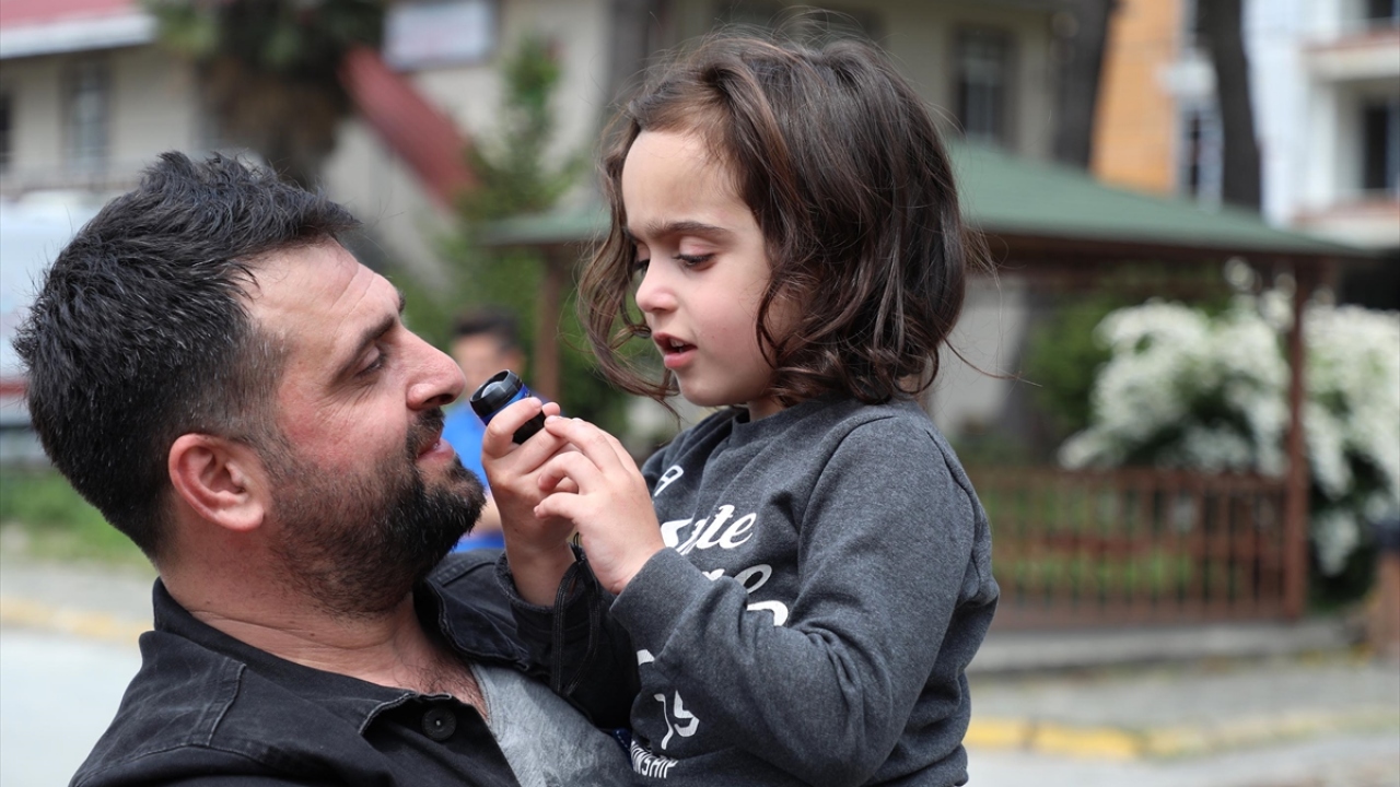 Selim Yağız Özkan`ın babası Serkan Özkan çocuğuna kavuşma mutluluğunu yaşadı.