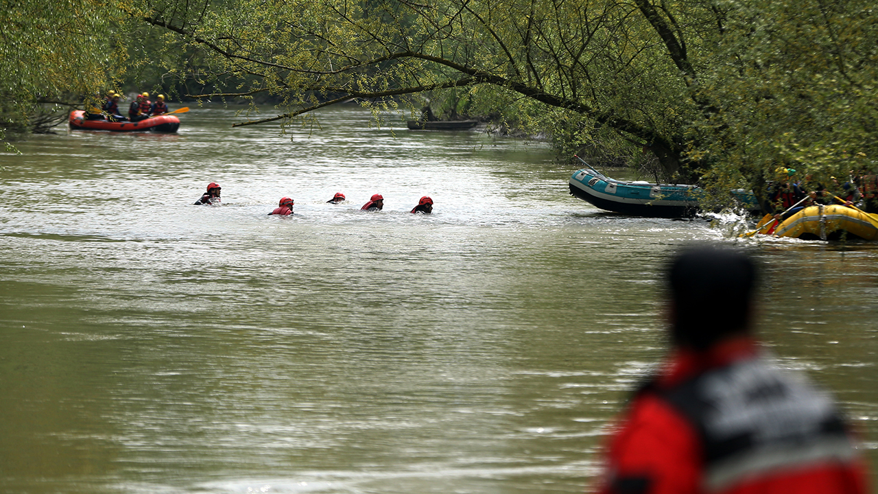 Düzce`nin Cumayeri ilçesi Dokuzdeğirmen mevkisindeki Melen Çayı kenarında toplanan yaklaşık 30 kişilik ekip, botlarla suya inerek senaryo gereği nehrin belirli bölümlerinde sel felaketinin ardından mahsur kalan vatandaşları kurtarmak için hareket etti.