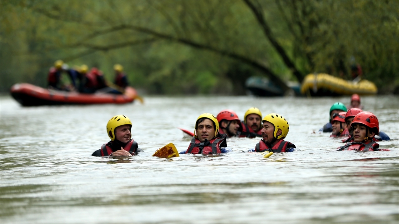 Ekipler, nehir içerisindeki yaklaşık 13 kilometrelik alanda mahsur kalan vatandaşları gerilen iplere kurulan sedyelerle kurtarma, akıntıda yüzme, taşkın suda hayatta kalma gibi eğitimleri uygulamalı bir şekilde yerine getirdi.