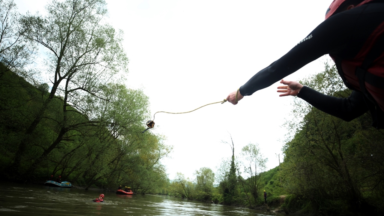 Gün boyu süren eğitim ve tatbikatta ayrıca halatla nehir geçme, sedye taşıma gibi eğitimlerde gerçekleştirildi.