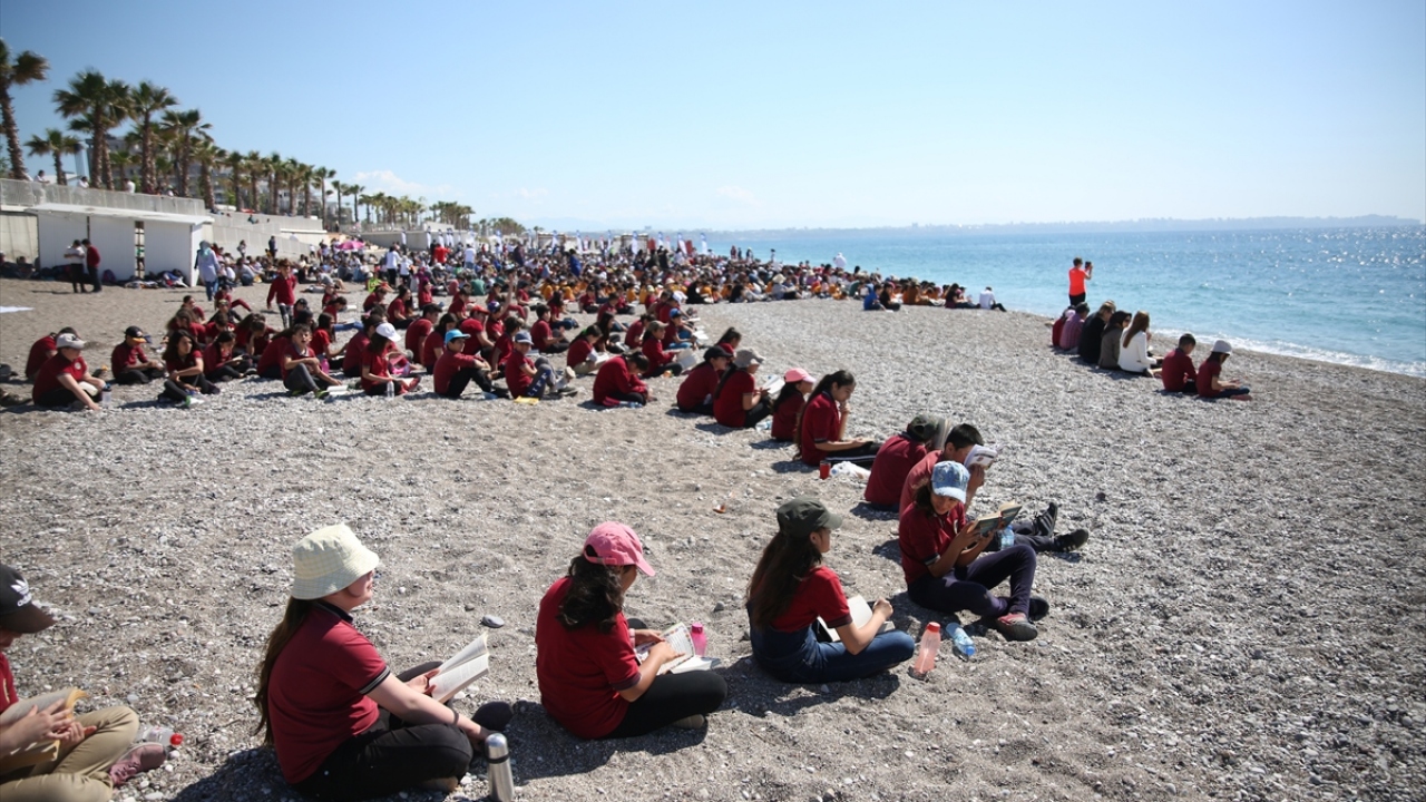 Sahilde oturarak "Oku" koreografisi yapan öğrenciler yaklaşık 2 saat süreyle kitap okudu.